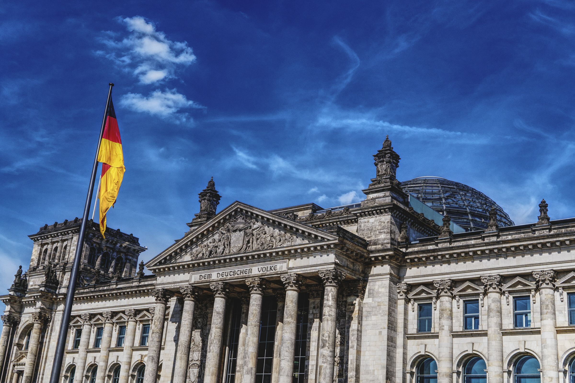 Reichstagsgebäude in Berlin unter blauem Himmel, Sitz des Deutschen Bundestages